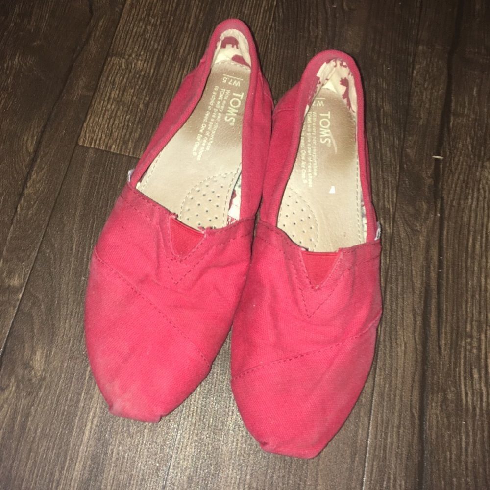 Tom’s 7.5 red canvas slip on flats